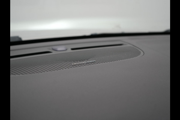 Volvo XC40 T5 Ultimate Dark PHEV 262pk Dealer O.H. | Trekhaak Af Fabriek | Panodak | Camera | Harman / Kardon | Alcantara Sportstoelen Memory & Verwarmd | Apple Carplay | Navigatie | Stuur Verwarmd | Keyless | DAB | Virtual | 19"L.M |