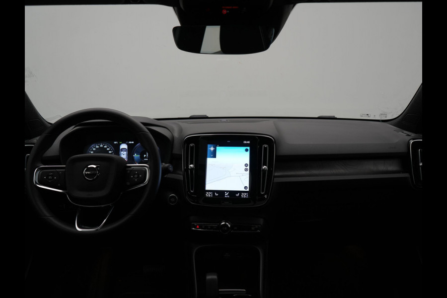 Volvo XC40 T5 Ultimate Dark PHEV 262pk Dealer O.H. | Trekhaak Af Fabriek | Panodak | Camera | Harman / Kardon | Alcantara Sportstoelen Memory & Verwarmd | Apple Carplay | Navigatie | Stuur Verwarmd | Keyless | DAB | Virtual | 19"L.M |