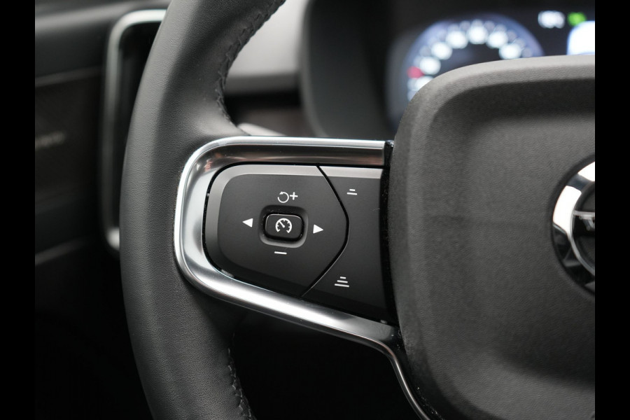 Volvo XC40 T5 Ultimate Dark PHEV 262pk Dealer O.H. | Trekhaak Af Fabriek | Panodak | Camera | Harman / Kardon | Alcantara Sportstoelen Memory & Verwarmd | Apple Carplay | Navigatie | Stuur Verwarmd | Keyless | DAB | Virtual | 19"L.M |
