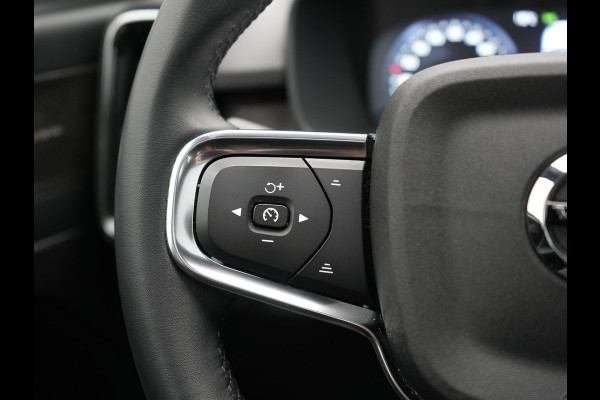 Volvo XC40 T5 Ultimate Dark PHEV 262pk Dealer O.H. | Trekhaak Af Fabriek | Panodak | Camera | Harman / Kardon | Alcantara Sportstoelen Memory & Verwarmd | Apple Carplay | Navigatie | Stuur Verwarmd | Keyless | DAB | Virtual | 19"L.M |