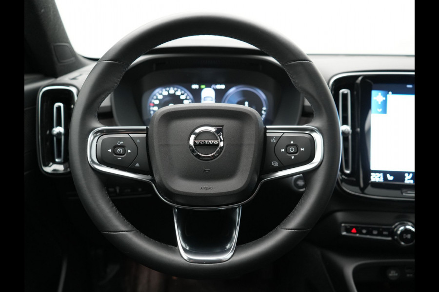 Volvo XC40 T5 Ultimate Dark PHEV 262pk Dealer O.H. | Trekhaak Af Fabriek | Panodak | Camera | Harman / Kardon | Alcantara Sportstoelen Memory & Verwarmd | Apple Carplay | Navigatie | Stuur Verwarmd | Keyless | DAB | Virtual | 19"L.M |