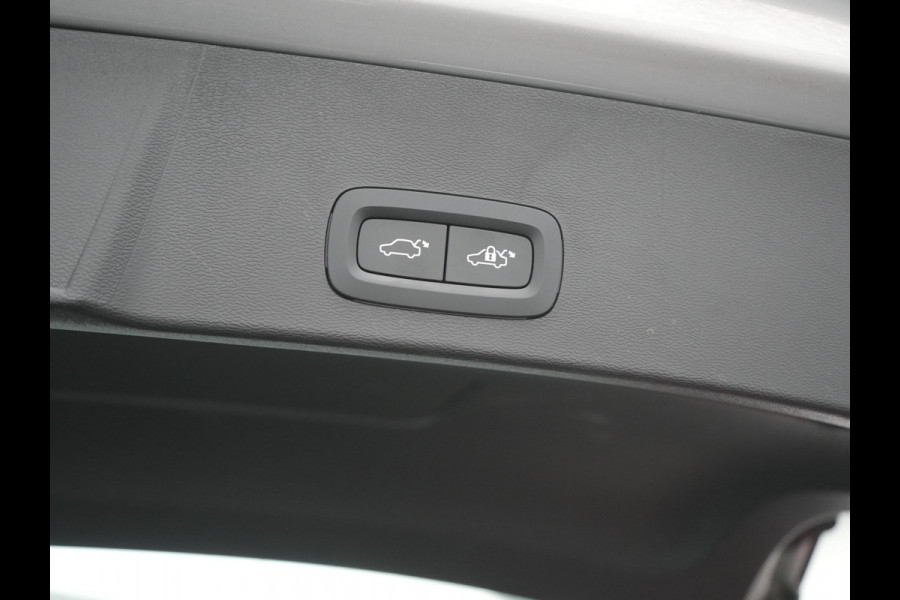 Volvo XC40 T5 Ultimate Dark PHEV 262pk Dealer O.H. | Trekhaak Af Fabriek | Panodak | Camera | Harman / Kardon | Alcantara Sportstoelen Memory & Verwarmd | Apple Carplay | Navigatie | Stuur Verwarmd | Keyless | DAB | Virtual | 19"L.M |