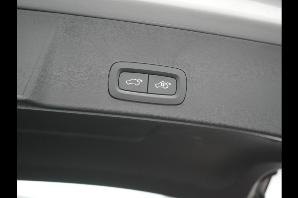 Volvo XC40 T5 Ultimate Dark PHEV 262pk Dealer O.H. | Trekhaak Af Fabriek | Panodak | Camera | Harman / Kardon | Alcantara Sportstoelen Memory & Verwarmd | Apple Carplay | Navigatie | Stuur Verwarmd | Keyless | DAB | Virtual | 19"L.M |