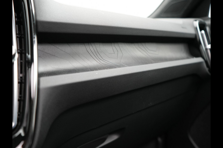 Volvo XC40 T5 Ultimate Dark PHEV 262pk Dealer O.H. | Trekhaak Af Fabriek | Panodak | Camera | Harman / Kardon | Alcantara Sportstoelen Memory & Verwarmd | Apple Carplay | Navigatie | Stuur Verwarmd | Keyless | DAB | Virtual | 19"L.M |