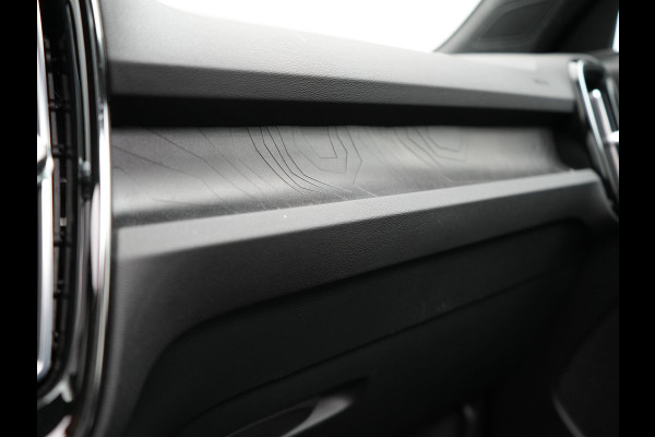 Volvo XC40 T5 Ultimate Dark PHEV 262pk Dealer O.H. | Trekhaak Af Fabriek | Panodak | Camera | Harman / Kardon | Alcantara Sportstoelen Memory & Verwarmd | Apple Carplay | Navigatie | Stuur Verwarmd | Keyless | DAB | Virtual | 19"L.M |