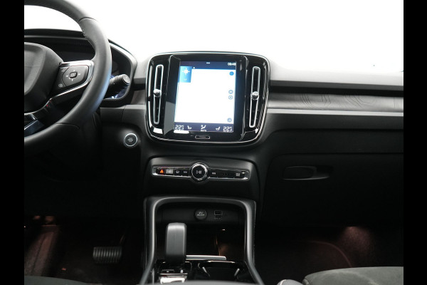 Volvo XC40 T5 Ultimate Dark PHEV 262pk Dealer O.H. | Trekhaak Af Fabriek | Panodak | Camera | Harman / Kardon | Alcantara Sportstoelen Memory & Verwarmd | Apple Carplay | Navigatie | Stuur Verwarmd | Keyless | DAB | Virtual | 19"L.M |