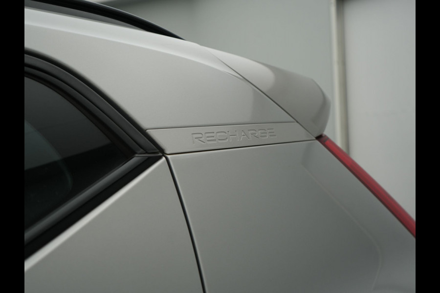 Volvo XC40 T5 Ultimate Dark PHEV 262pk Dealer O.H. | Trekhaak Af Fabriek | Panodak | Camera | Harman / Kardon | Alcantara Sportstoelen Memory & Verwarmd | Apple Carplay | Navigatie | Stuur Verwarmd | Keyless | DAB | Virtual | 19"L.M |