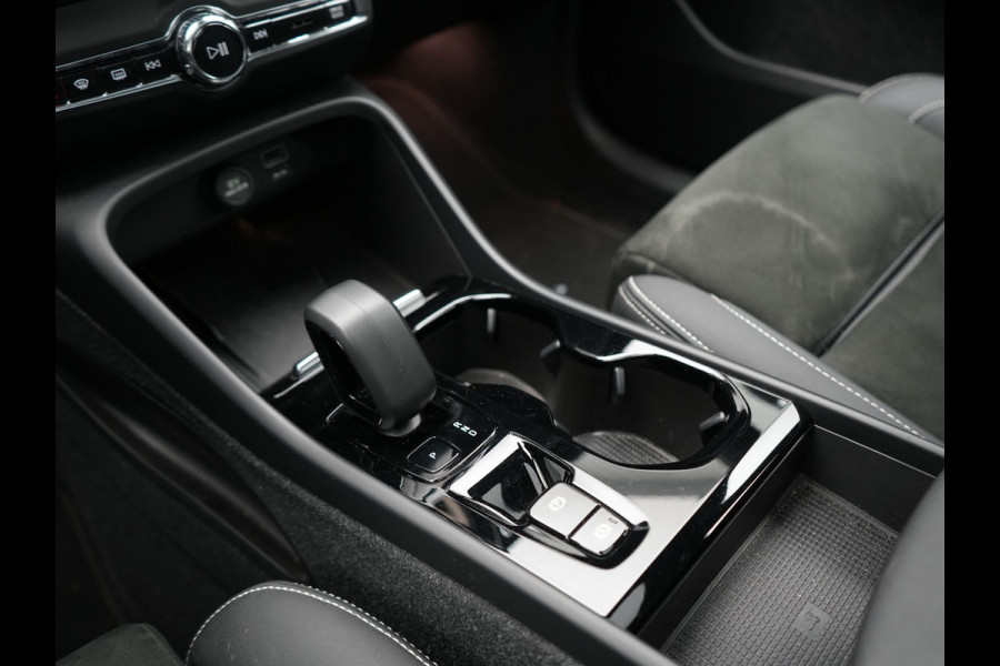 Volvo XC40 T5 Ultimate Dark PHEV 262pk Dealer O.H. | Trekhaak Af Fabriek | Panodak | Camera | Harman / Kardon | Alcantara Sportstoelen Memory & Verwarmd | Apple Carplay | Navigatie | Stuur Verwarmd | Keyless | DAB | Virtual | 19"L.M |