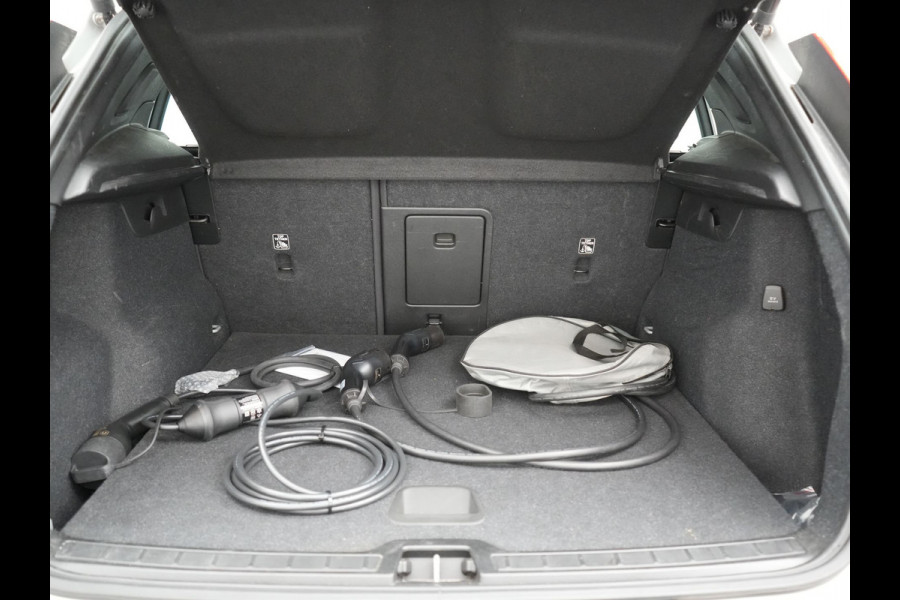 Volvo XC40 T5 Ultimate Dark PHEV 262pk Dealer O.H. | Trekhaak Af Fabriek | Panodak | Camera | Harman / Kardon | Alcantara Sportstoelen Memory & Verwarmd | Apple Carplay | Navigatie | Stuur Verwarmd | Keyless | DAB | Virtual | 19"L.M |