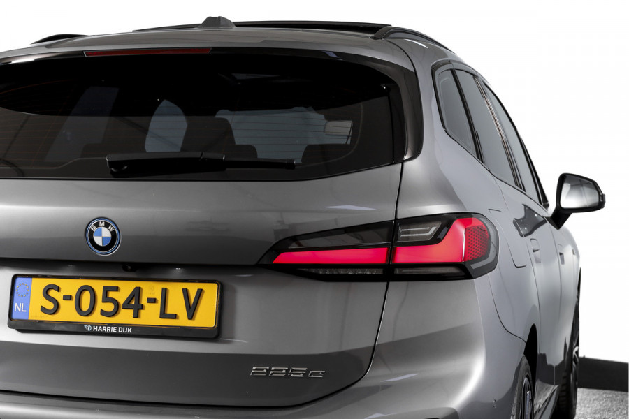 BMW 2 Serie Active Tourer 225e xDrive 245 PK M-Sport - Automaat Org. NL | S/K-Panodak | Shadow Line | Innovation Pakket | Dig. Cockpit | Adapt. Cruise | 360 Camera | NAV + App. Connect | ECC | Elek. Klep | Elek. Trekhaak | LM19" |