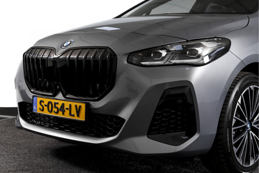 BMW 2 Serie Active Tourer 225e xDrive 245 PK M-Sport - Automaat Org. NL | S/K-Panodak | Shadow Line | Innovation Pakket | Dig. Cockpit | Adapt. Cruise | 360 Camera | NAV + App. Connect | ECC | Elek. Klep | Elek. Trekhaak | LM19" |