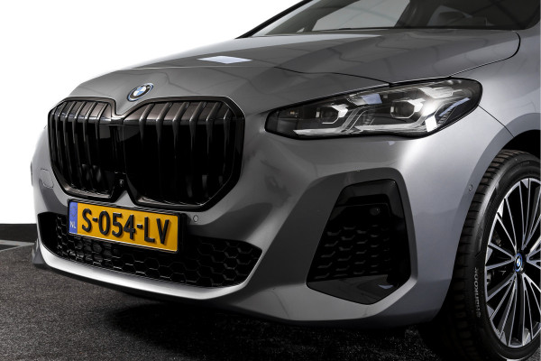 BMW 2 Serie Active Tourer 225e xDrive 245 PK M-Sport - Automaat Org. NL | S/K-Panodak | Shadow Line | Innovation Pakket | Dig. Cockpit | Adapt. Cruise | 360 Camera | NAV + App. Connect | ECC | Elek. Klep | Elek. Trekhaak | LM19" |