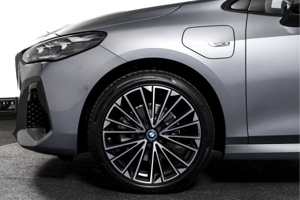 BMW 2 Serie Active Tourer 225e xDrive 245 PK M-Sport - Automaat Org. NL | S/K-Panodak | Shadow Line | Innovation Pakket | Dig. Cockpit | Adapt. Cruise | 360 Camera | NAV + App. Connect | ECC | Elek. Klep | Elek. Trekhaak | LM19" |