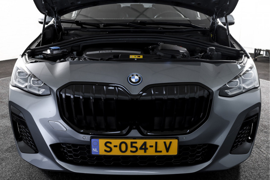 BMW 2 Serie Active Tourer 225e xDrive 245 PK M-Sport - Automaat Org. NL | S/K-Panodak | Shadow Line | Innovation Pakket | Dig. Cockpit | Adapt. Cruise | 360 Camera | NAV + App. Connect | ECC | Elek. Klep | Elek. Trekhaak | LM19" |