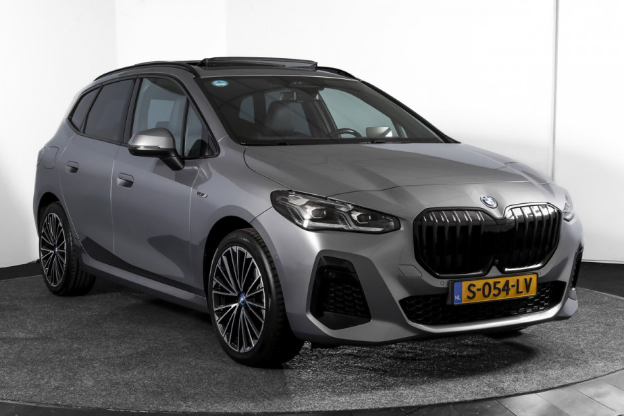 BMW 2 Serie Active Tourer 225e xDrive 245 PK M-Sport - Automaat Org. NL | S/K-Panodak | Shadow Line | Innovation Pakket | Dig. Cockpit | Adapt. Cruise | 360 Camera | NAV + App. Connect | ECC | Elek. Klep | Elek. Trekhaak | LM19" |