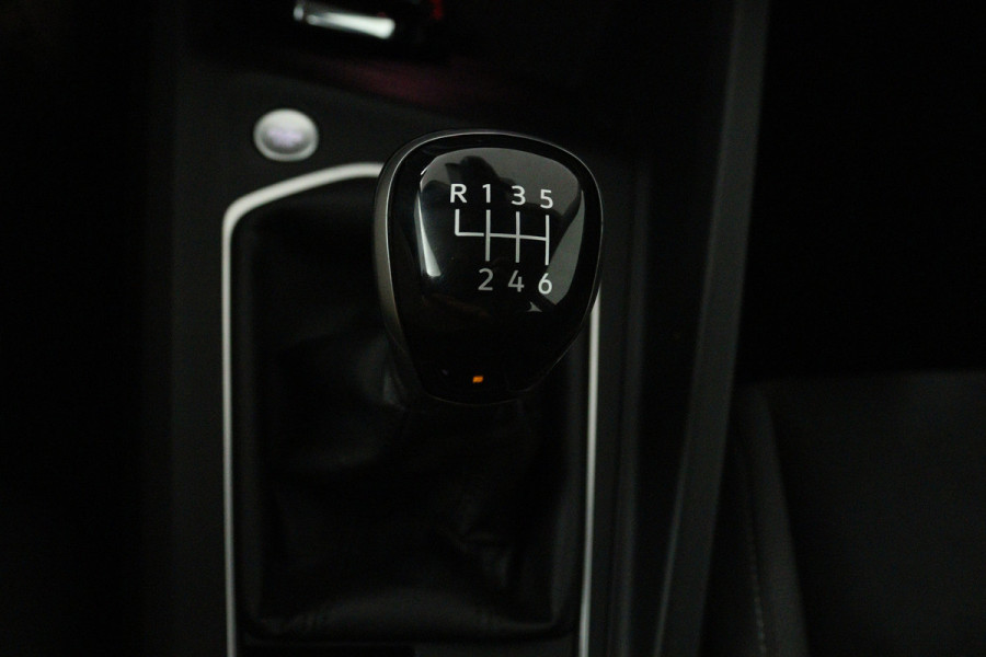 Volkswagen Golf 1.5 TSI Style (CARPLAY, CAMERA, MASSAGE STOELEN, ADAPTIVE CRUISE, CARPLAY, GOED ONDERHOUDEN)