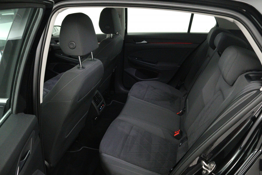 Volkswagen Golf 1.5 TSI Style (CARPLAY, CAMERA, MASSAGE STOELEN, ADAPTIVE CRUISE, CARPLAY, GOED ONDERHOUDEN)