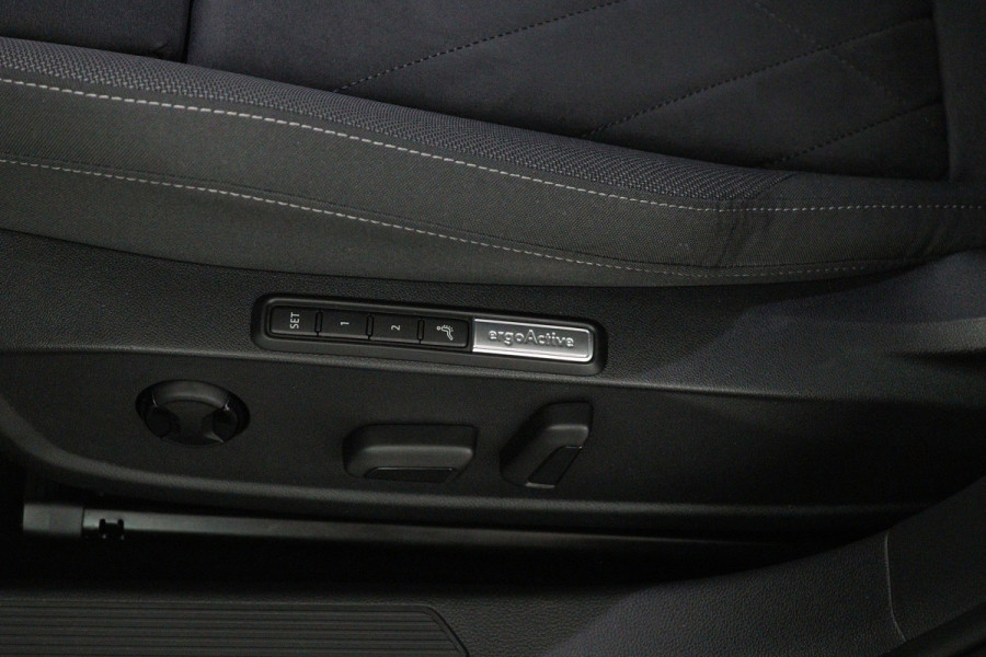 Volkswagen Golf 1.5 TSI Style (CARPLAY, CAMERA, MASSAGE STOELEN, ADAPTIVE CRUISE, CARPLAY, GOED ONDERHOUDEN)