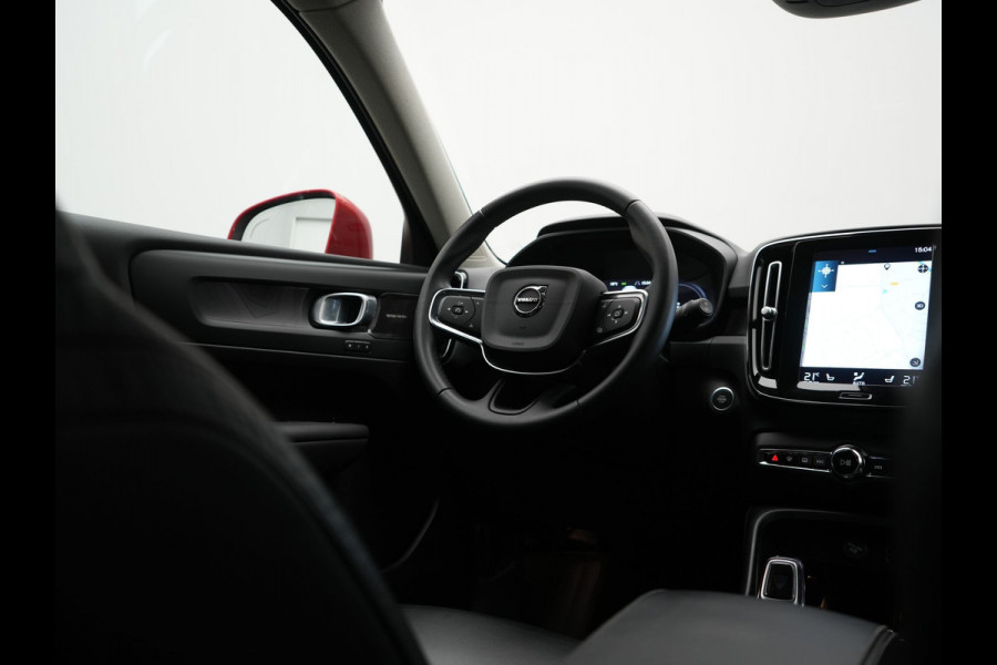 Volvo XC40 T5 Plus Bright PHEV 262pk Dealer O.H. | Trekhaak Af Fabriek | Adaptive Cruise | 360 Camera | Harman / Kardon | Lederen Sportstoelen Memory & Verwarmd | Stuur Verwarmd | Keyless | Blis | Apple Carplay | Navigatie | DAB | Plug In Hybrid |