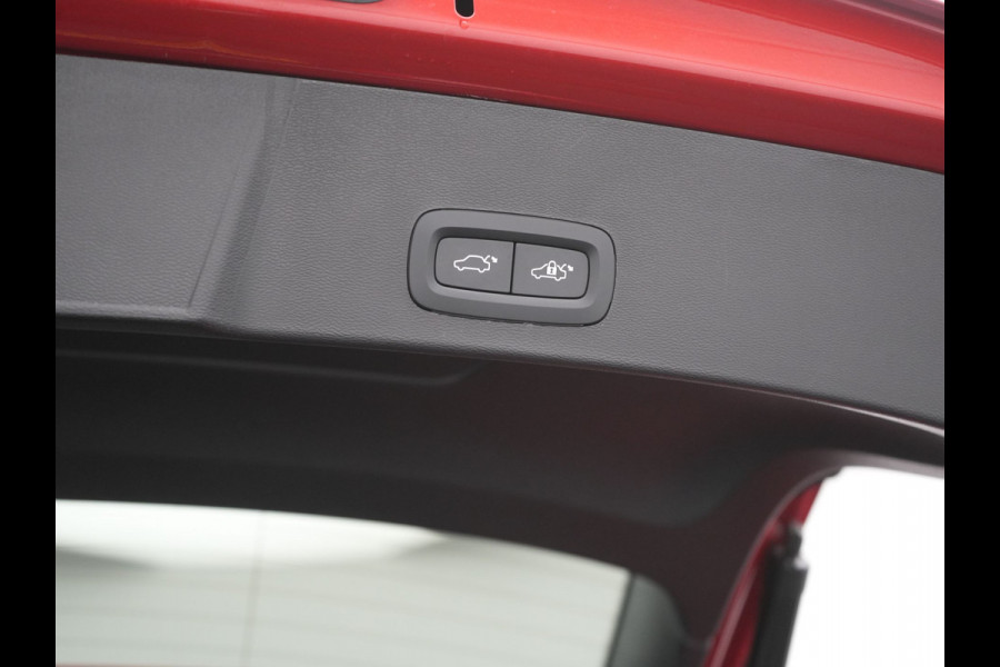 Volvo XC40 T5 Plus Bright PHEV 262pk Dealer O.H. | Trekhaak Af Fabriek | Adaptive Cruise | 360 Camera | Harman / Kardon | Lederen Sportstoelen Memory & Verwarmd | Stuur Verwarmd | Keyless | Blis | Apple Carplay | Navigatie | DAB | Plug In Hybrid |