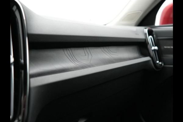 Volvo XC40 T5 Plus Bright PHEV 262pk Dealer O.H. | Trekhaak Af Fabriek | Adaptive Cruise | 360 Camera | Harman / Kardon | Lederen Sportstoelen Memory & Verwarmd | Stuur Verwarmd | Keyless | Blis | Apple Carplay | Navigatie | DAB | Plug In Hybrid |
