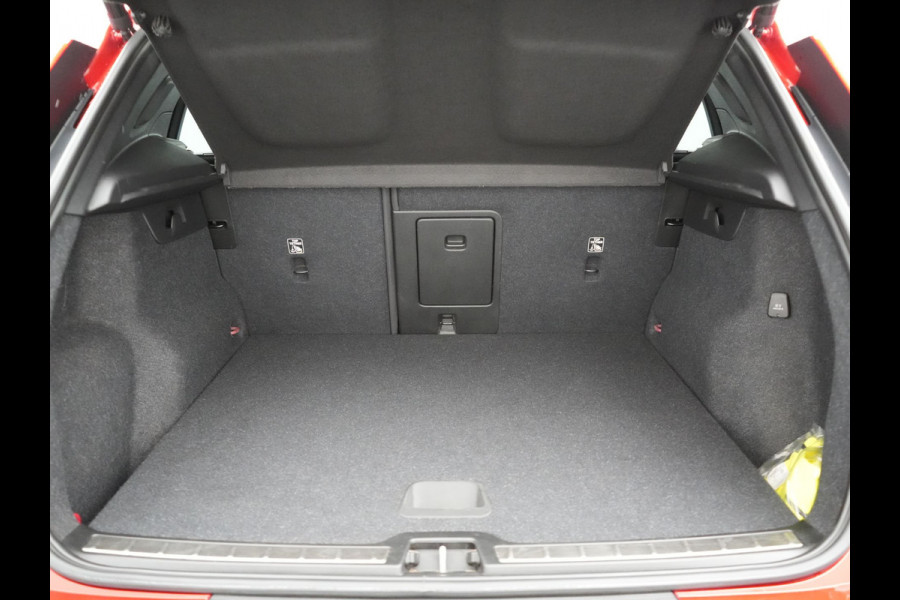 Volvo XC40 T5 Plus Bright PHEV 262pk Dealer O.H. | Trekhaak Af Fabriek | Adaptive Cruise | 360 Camera | Harman / Kardon | Lederen Sportstoelen Memory & Verwarmd | Stuur Verwarmd | Keyless | Blis | Apple Carplay | Navigatie | DAB | Plug In Hybrid |