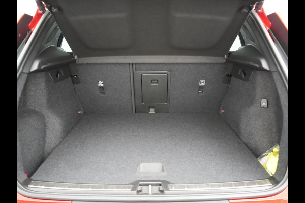 Volvo XC40 T5 Plus Bright PHEV 262pk Dealer O.H. | Trekhaak Af Fabriek | Adaptive Cruise | 360 Camera | Harman / Kardon | Lederen Sportstoelen Memory & Verwarmd | Stuur Verwarmd | Keyless | Blis | Apple Carplay | Navigatie | DAB | Plug In Hybrid |
