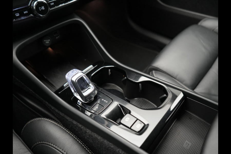 Volvo XC40 T5 Plus Bright PHEV 262pk Dealer O.H. | Trekhaak Af Fabriek | Adaptive Cruise | 360 Camera | Harman / Kardon | Lederen Sportstoelen Memory & Verwarmd | Stuur Verwarmd | Keyless | Blis | Apple Carplay | Navigatie | DAB | Plug In Hybrid |
