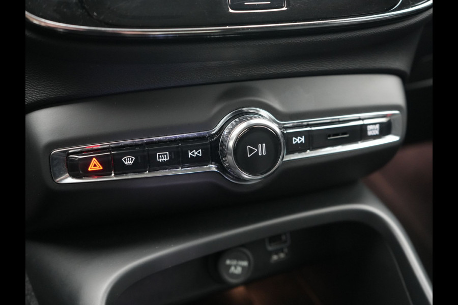 Volvo XC40 T5 Plus Bright PHEV 262pk Dealer O.H. | Trekhaak Af Fabriek | Adaptive Cruise | 360 Camera | Harman / Kardon | Lederen Sportstoelen Memory & Verwarmd | Stuur Verwarmd | Keyless | Blis | Apple Carplay | Navigatie | DAB | Plug In Hybrid |