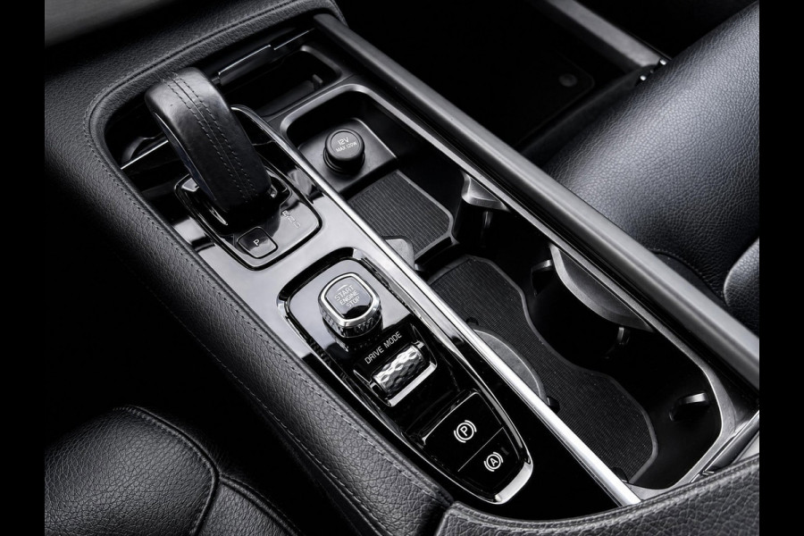 Volvo XC90 2.0 T8 Recharge AWD R-Design | Pilot Assist | Stoelverwarming | Carplay | Black on black