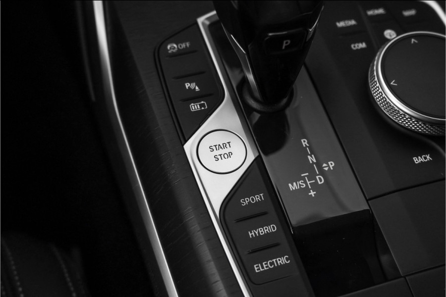 BMW 3-serie 330e High Executive M-Sport Parkeerhulp M-Remmen CarPlay
