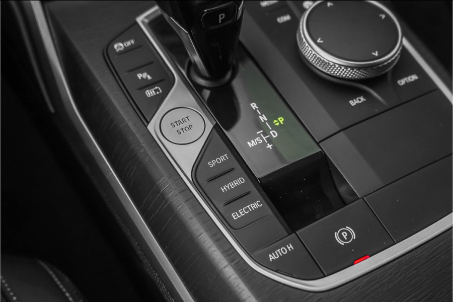 BMW 3-serie 330e High Executive M-Sport Parkeerhulp M-Remmen CarPlay