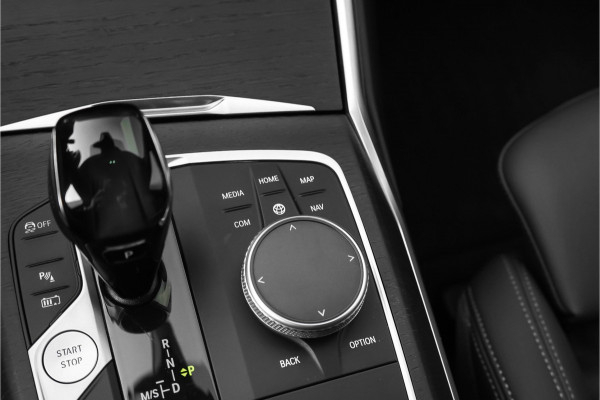 BMW 3-serie 330e High Executive M-Sport Parkeerhulp M-Remmen CarPlay