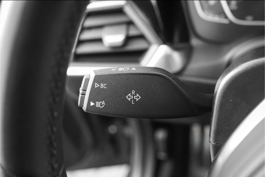 BMW 3-serie 330e High Executive M-Sport Parkeerhulp M-Remmen CarPlay