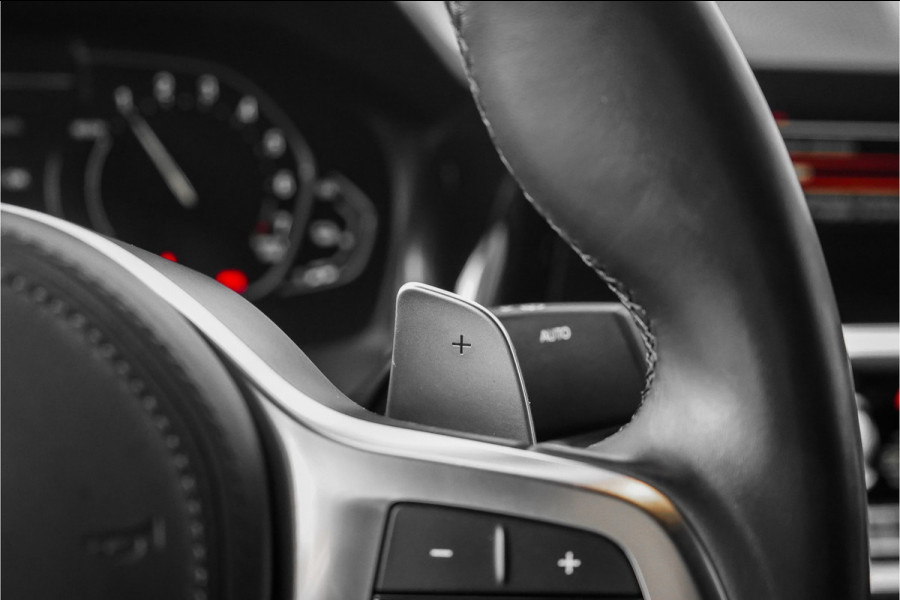 BMW 3-serie 330e High Executive M-Sport Parkeerhulp M-Remmen CarPlay