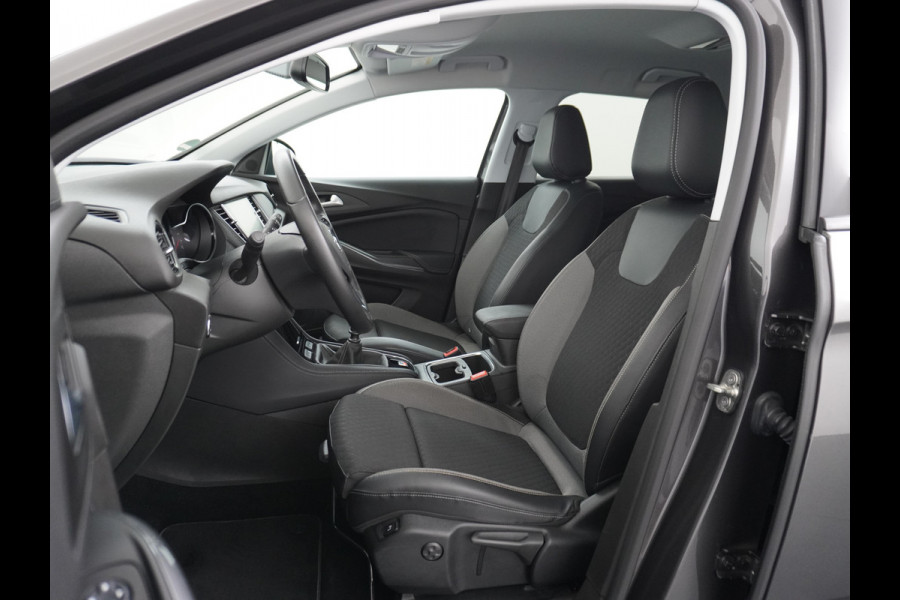 Opel Grandland X T131PK Apple Carplay Android Auto Camera PDC Navi AGR Keyless 19" DAB+ ECC Bluetooth 1/2 Leer Privacy Glas LMVRegen-Licht Sensor Isofix 100% Dealer Onderhouden Business Executive Orig.NLse auto