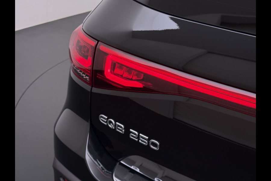 Mercedes-Benz EQB 250 AMG Line 7-Persoons Leder Panoramadak SOH 95% Adap.Cruise Navi Camera Stoelverwarming Pdc Night-pakket Elek.Achterklep Lmv 19" Privacy Glas Led DAB