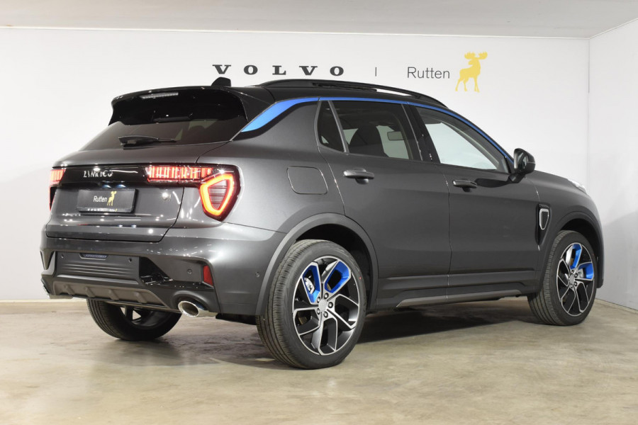 Lynk & Co 01 262PK Automaat / 360 Camera / Adaptieve cruise control / Glazen schuif-kanteldak / Elektrische stoelen met geheugenfunctie / Stoelverwarming / Elektrische achterklep / Climate control / Parkeersensoren V+A / 20"velgen / Keyless entry /
