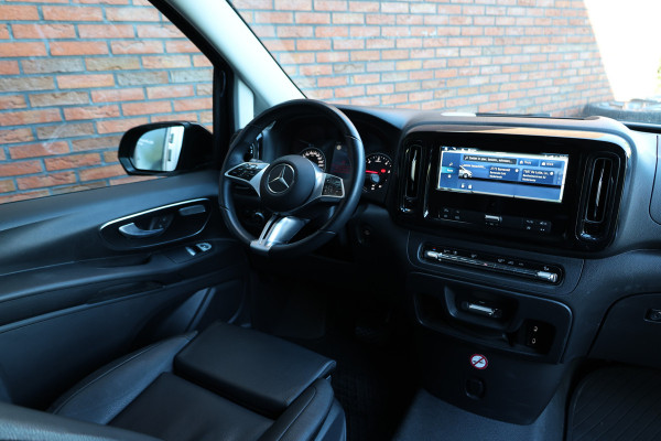 Mercedes-Benz Vito 119 CDI DC L3 XL | AMG | L+R Schuifdeur | Dubbel cabine | Navigatie | CarPlay | Camera | Lederen bekleding | Stoelverwarming | 2500 kg trekgewicht | Trekhaak | Multibeam Led | PDC V+A