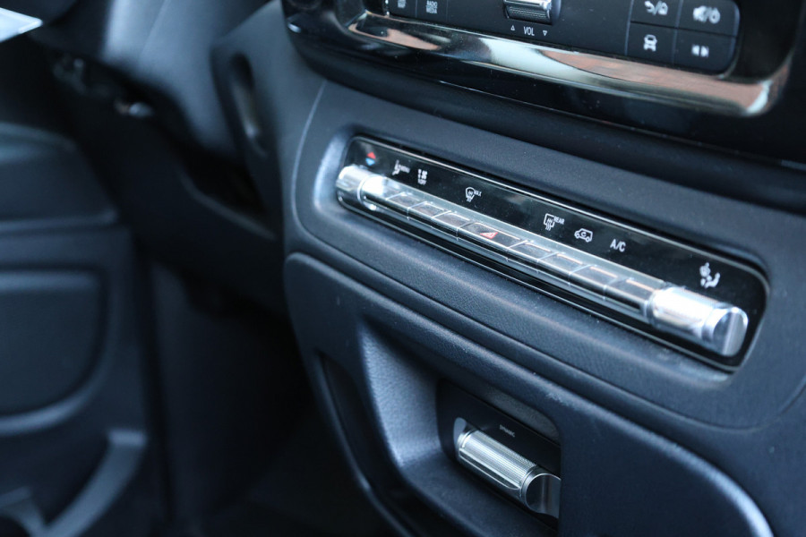 Mercedes-Benz Vito 119 CDI DC L3 XL | AMG | L+R Schuifdeur | Dubbel cabine | Navigatie | CarPlay | Camera | Lederen bekleding | Stoelverwarming | 2500 kg trekgewicht | Trekhaak | Multibeam Led | PDC V+A