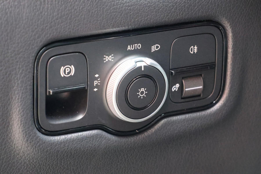 Mercedes-Benz Vito 119 CDI DC L3 XL | AMG | L+R Schuifdeur | Dubbel cabine | Navigatie | CarPlay | Camera | Lederen bekleding | Stoelverwarming | 2500 kg trekgewicht | Trekhaak | Multibeam Led | PDC V+A