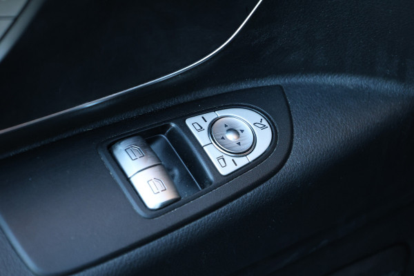 Mercedes-Benz Vito 119 CDI DC L3 XL | AMG | L+R Schuifdeur | Dubbel cabine | Navigatie | CarPlay | Camera | Lederen bekleding | Stoelverwarming | 2500 kg trekgewicht | Trekhaak | Multibeam Led | PDC V+A