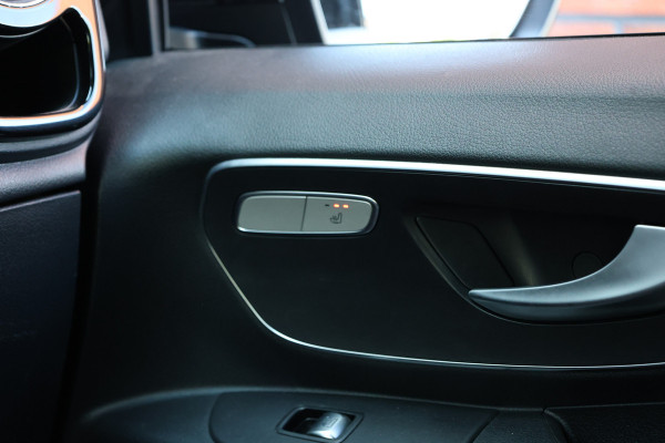 Mercedes-Benz Vito 119 CDI DC L3 XL | AMG | L+R Schuifdeur | Dubbel cabine | Navigatie | CarPlay | Camera | Lederen bekleding | Stoelverwarming | 2500 kg trekgewicht | Trekhaak | Multibeam Led | PDC V+A