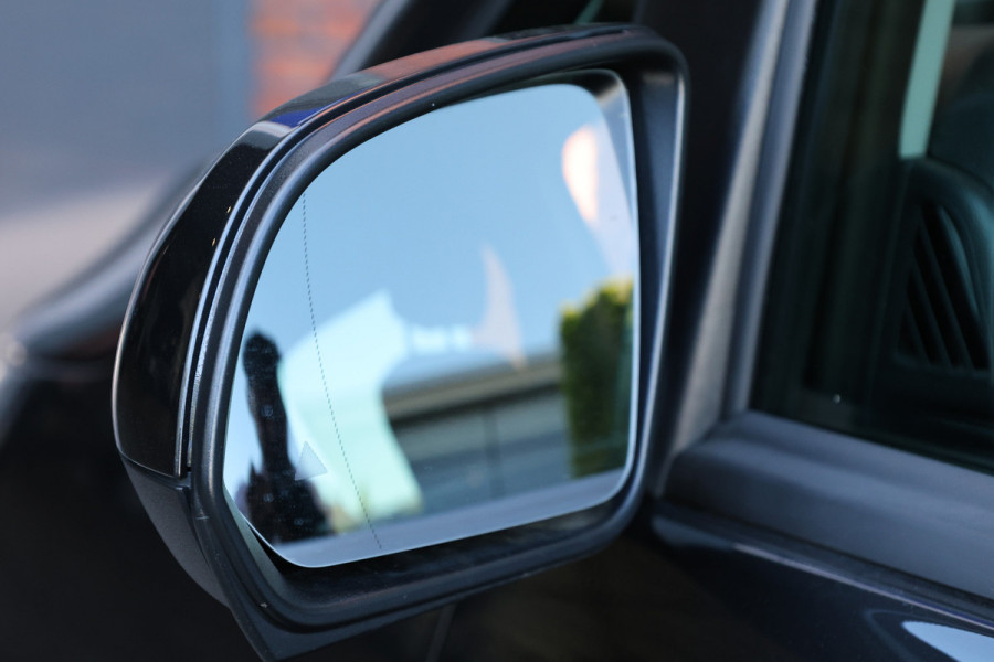 Mercedes-Benz Vito 119 CDI DC L3 XL | AMG | L+R Schuifdeur | Dubbel cabine | Navigatie | CarPlay | Camera | Lederen bekleding | Stoelverwarming | 2500 kg trekgewicht | Trekhaak | Multibeam Led | PDC V+A