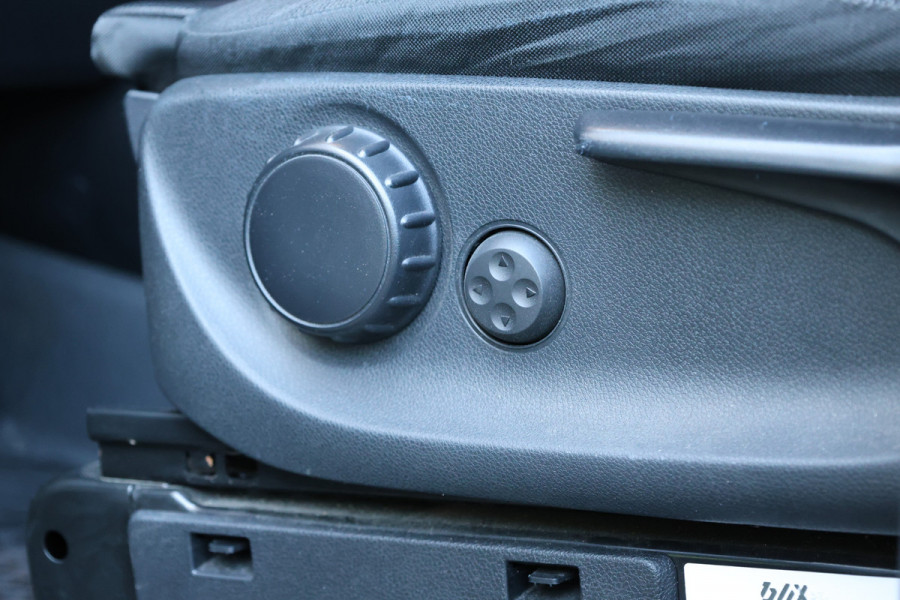Mercedes-Benz Vito 119 CDI DC L3 XL | AMG | L+R Schuifdeur | Dubbel cabine | Navigatie | CarPlay | Camera | Lederen bekleding | Stoelverwarming | 2500 kg trekgewicht | Trekhaak | Multibeam Led | PDC V+A