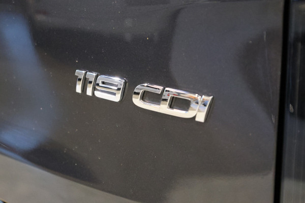 Mercedes-Benz Vito 119 CDI DC L3 XL | AMG | L+R Schuifdeur | Dubbel cabine | Navigatie | CarPlay | Camera | Lederen bekleding | Stoelverwarming | 2500 kg trekgewicht | Trekhaak | Multibeam Led | PDC V+A