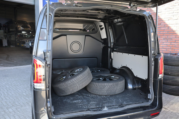 Mercedes-Benz Vito 119 CDI DC L3 XL | AMG | L+R Schuifdeur | Dubbel cabine | Navigatie | CarPlay | Camera | Lederen bekleding | Stoelverwarming | 2500 kg trekgewicht | Trekhaak | Multibeam Led | PDC V+A