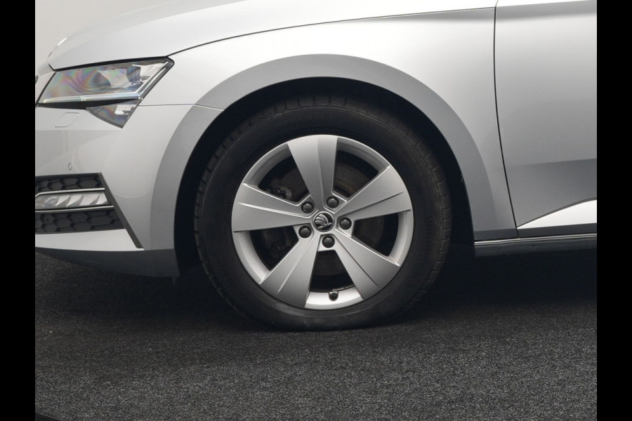 Škoda Superb Combi 1.4 TSI iV Business Edition PHEV 218pk Dealer O.H. | Adaptive Cruise | Camera | Voorstoelen Verwarmd | Apple Carplay | Crystal LED | Navigatie | Virtual Cockpit | DAB |