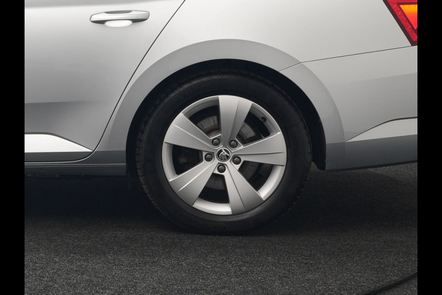 Škoda Superb Combi 1.4 TSI iV Business Edition PHEV 218pk Dealer O.H. | Adaptive Cruise | Camera | Voorstoelen Verwarmd | Apple Carplay | Crystal LED | Navigatie | Virtual Cockpit | DAB |