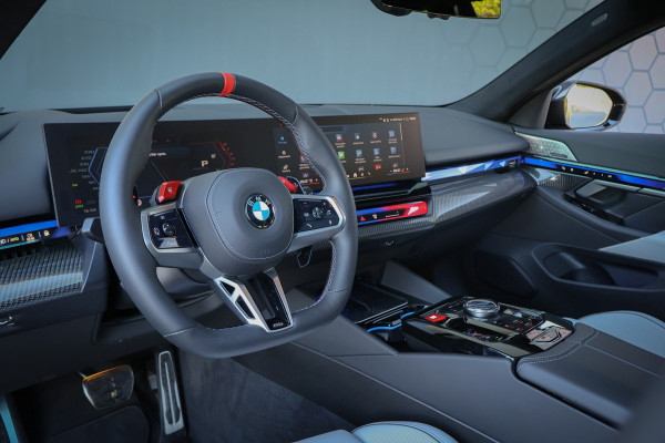 BMW M5-serie Touring M5 TOURING | AKRAPOVIC | VOSSEN VELGEN | KERAMISCH | FULL KLEUREN PPF | FULL CARBON EXTERIEUR M PERFORMANCE | 360 CAMERA | ACC |